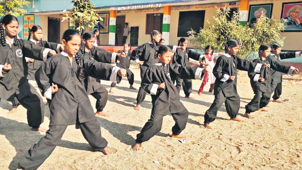 విద్యార్ధినులకు మార్షల్ ఆర్ట్స్లో శిక్షణ