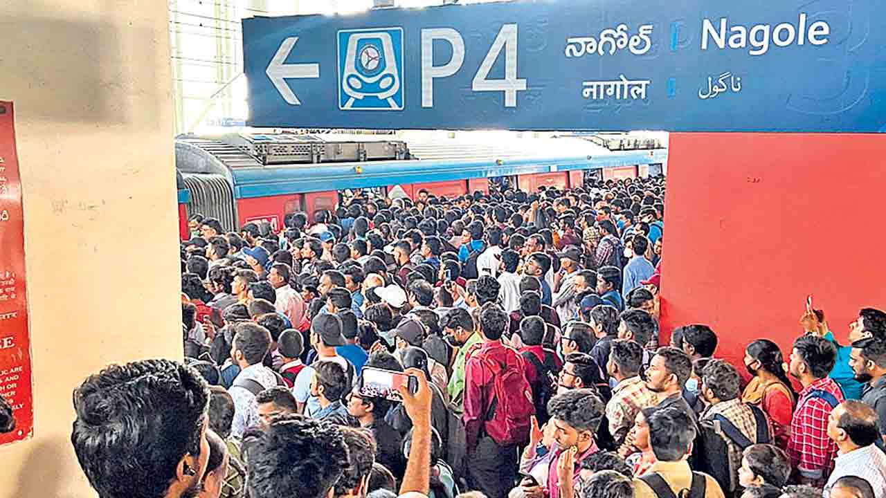Hyderabad Metro |  మెట్రో ప్రయాణాన్ని ఆస్వాదిస్తున్న నగర వాసులు.. గణనీయంగా పెరుగుతున్న రద్దీ