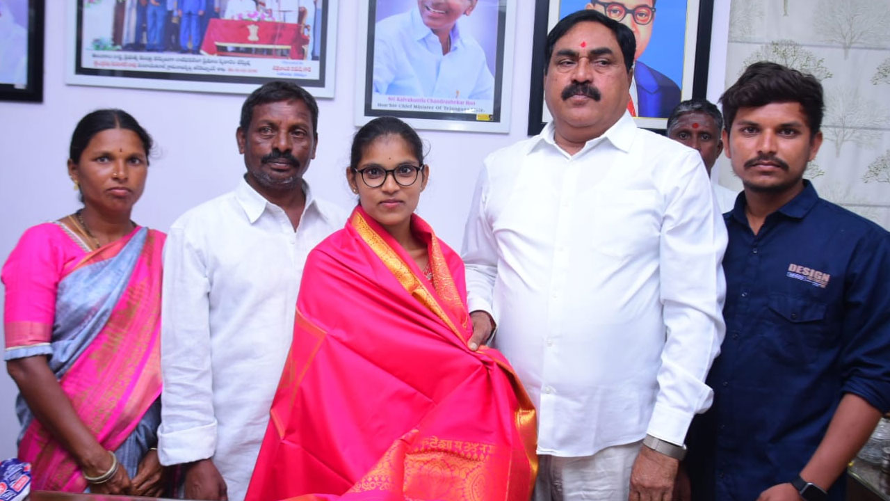 Minister Erraballi Dayakar Rao | చదువుల తల్లికి మంత్రి ఎర్రబెల్లి దయాకర్‌రావు అండ..!