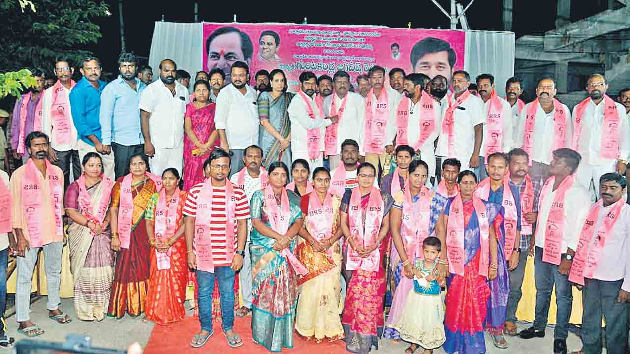 బీఆర్‌ఎస్‌లో చేరిన బీజేపీ నేత ఉపేందర్‌.. కాంగ్రెస్‌, బీజేపీలు అభివృద్ధి నిరోధక పార్టీలు