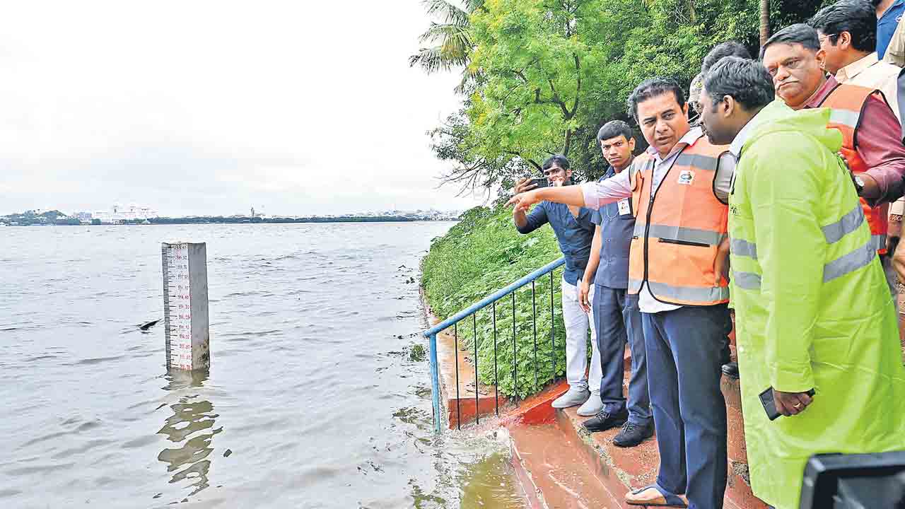 Minister KTR | భారీ వర్షాలతో ప్రాణ నష్టం జరగద్దు.. అధికారులకు మంత్రి కేటీఆర్‌ ఆదేశం