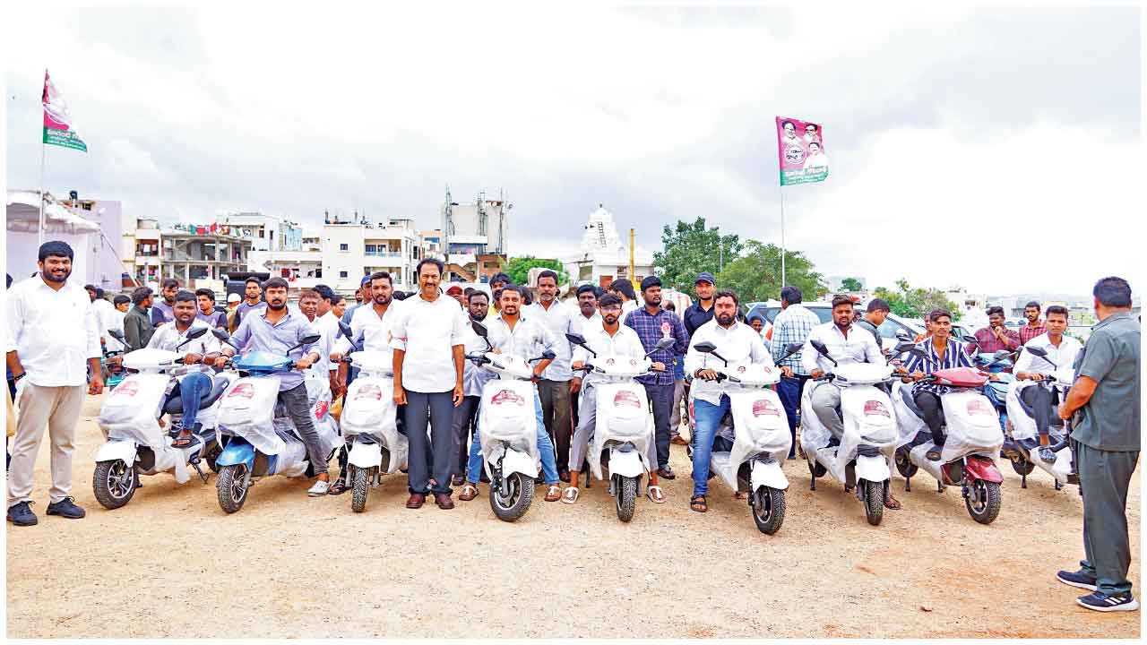 Photo Story | ఆత్మీయనేత బర్త్‌డే.. అపురూప కానుకలు.. ఫొటో గ్యాలరీ