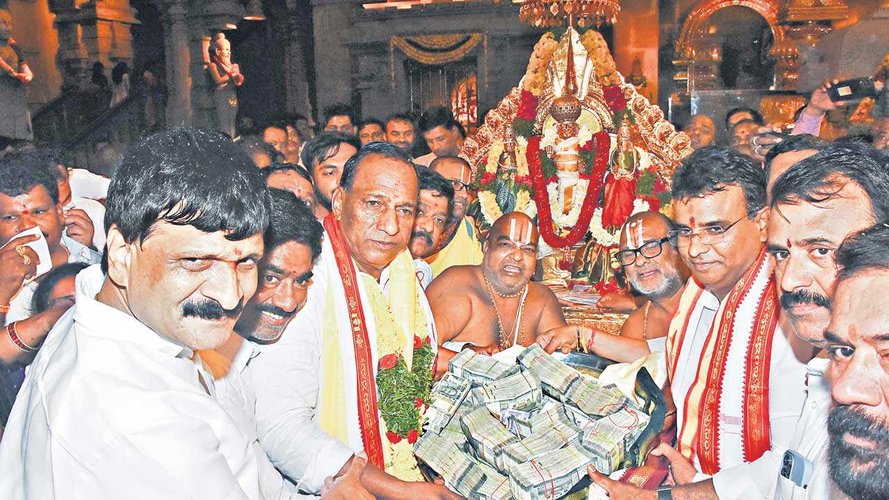 గుట్టకు ఎమ్మెల్యే 55 లక్షల విరాళం