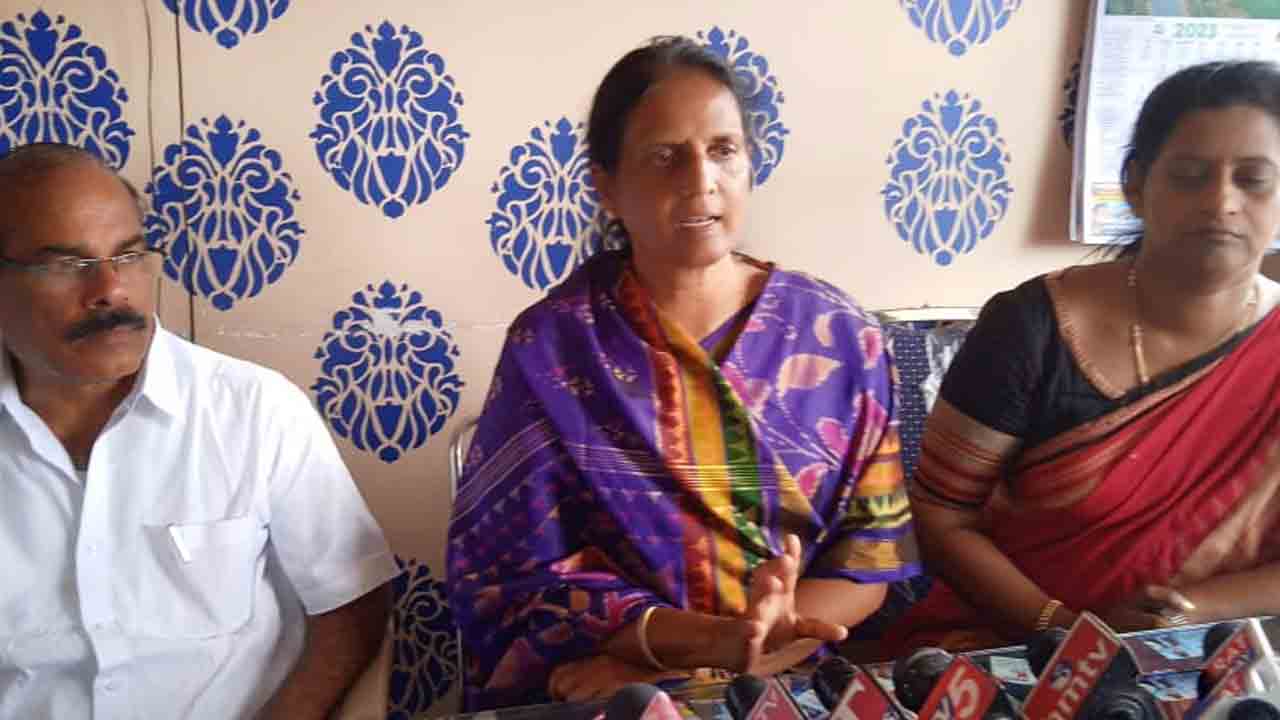 Minister Sabita Reddy |  తెలంగాణను కించపరిస్తే సహించం.. బొత్స వ్యాఖ్యలపై మంత్రి సబితా మండిపాటు