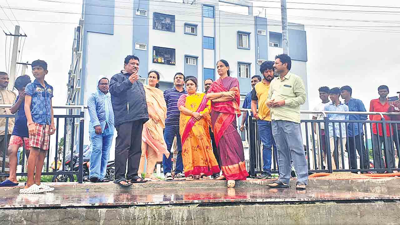 అప్రమత్తంగా ఉండాలి