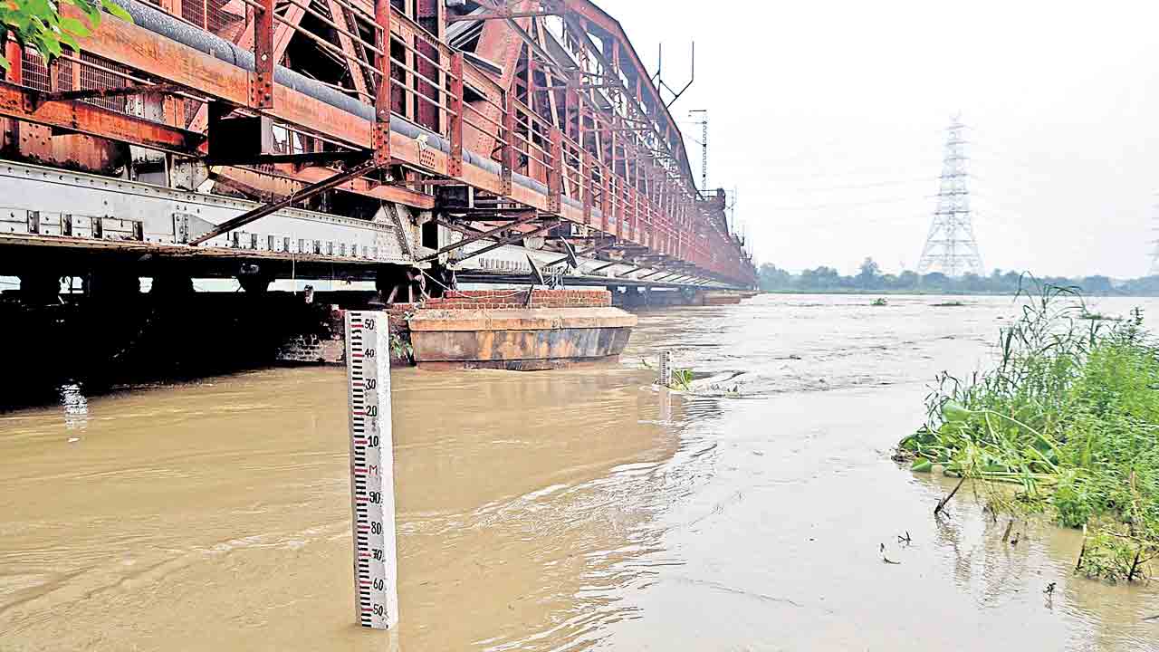 Delhi Yamuna River | ఉప్పొంగి ప్రవహిస్తున్న యుమునా నది.. డేంజర్‌ జోన్‌ దాటడంతో అలెర్ట్‌