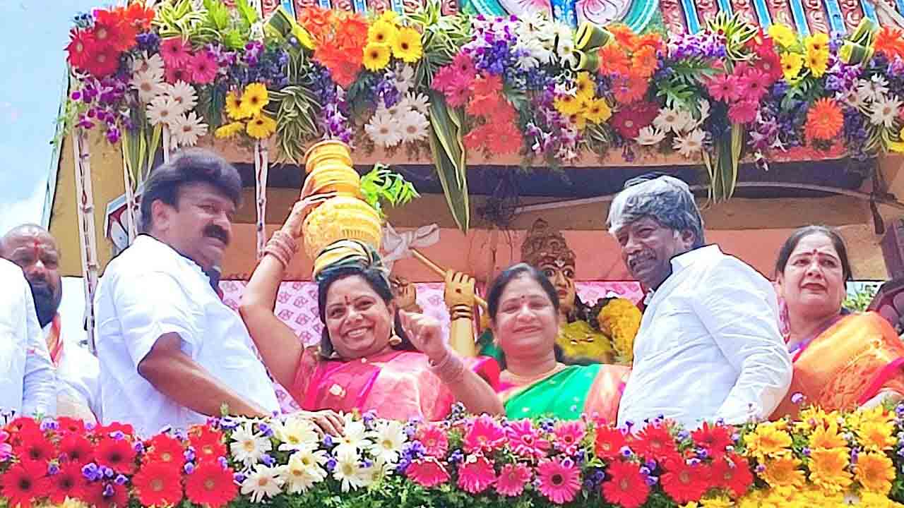 MLC Kavitha | బోనమెత్తిన ఎమ్మెల్సీ కవిత, మంత్రి ఇంద్రకరణ్‌రెడ్డి దంపతులు