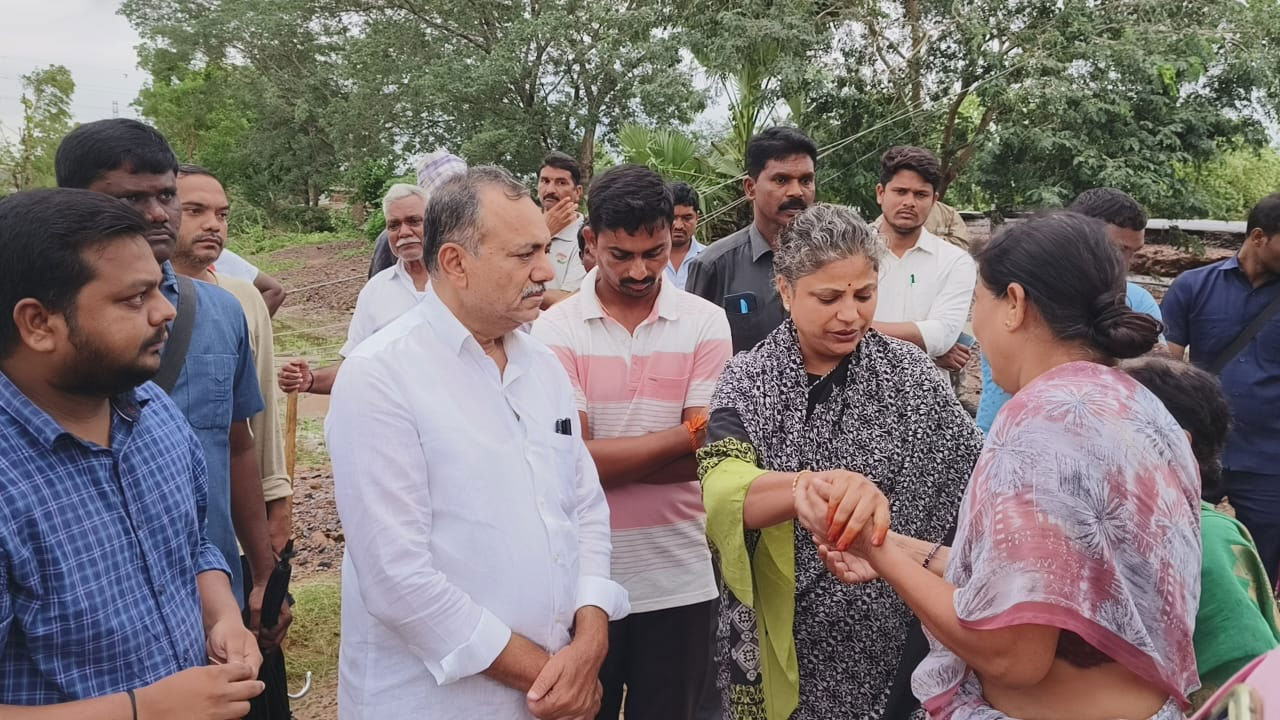 Moranchapalli | ఇంటింటికీ తిరిగి.. క్షేమసమాచారం తెలుసుకుని.. మోరంచపల్లిలో బాధితులను పరామర్శించిన గండ్ర దంపతులు