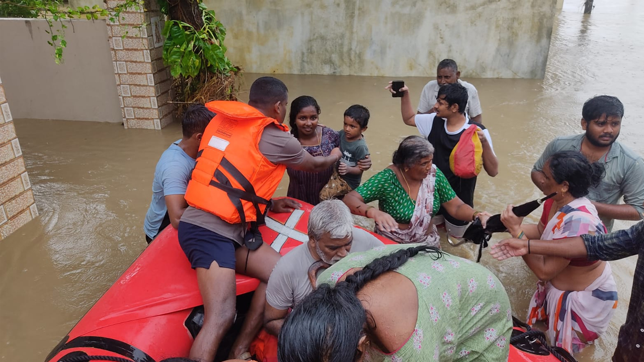 Moranchapalli | మోరంచపల్లి సేఫ్‌.. గ్రామస్తులను రక్షించిన రెస్క్యూ బృందాలు..!