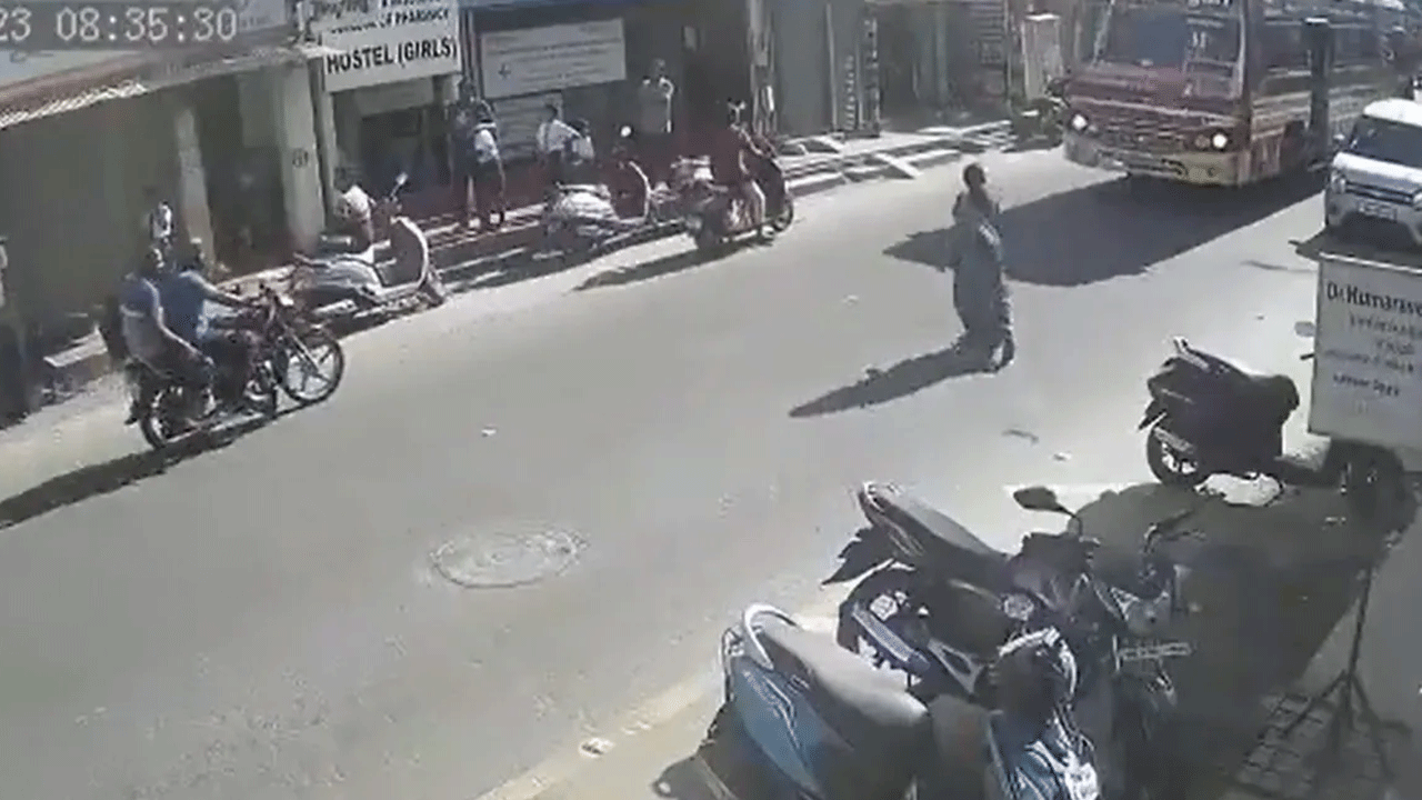 Mother | కొడుకు కాలేజీ ఫీజు కోసం.. తల్లి ప్రాణ త్యాగం.. వీడియో వైరల్