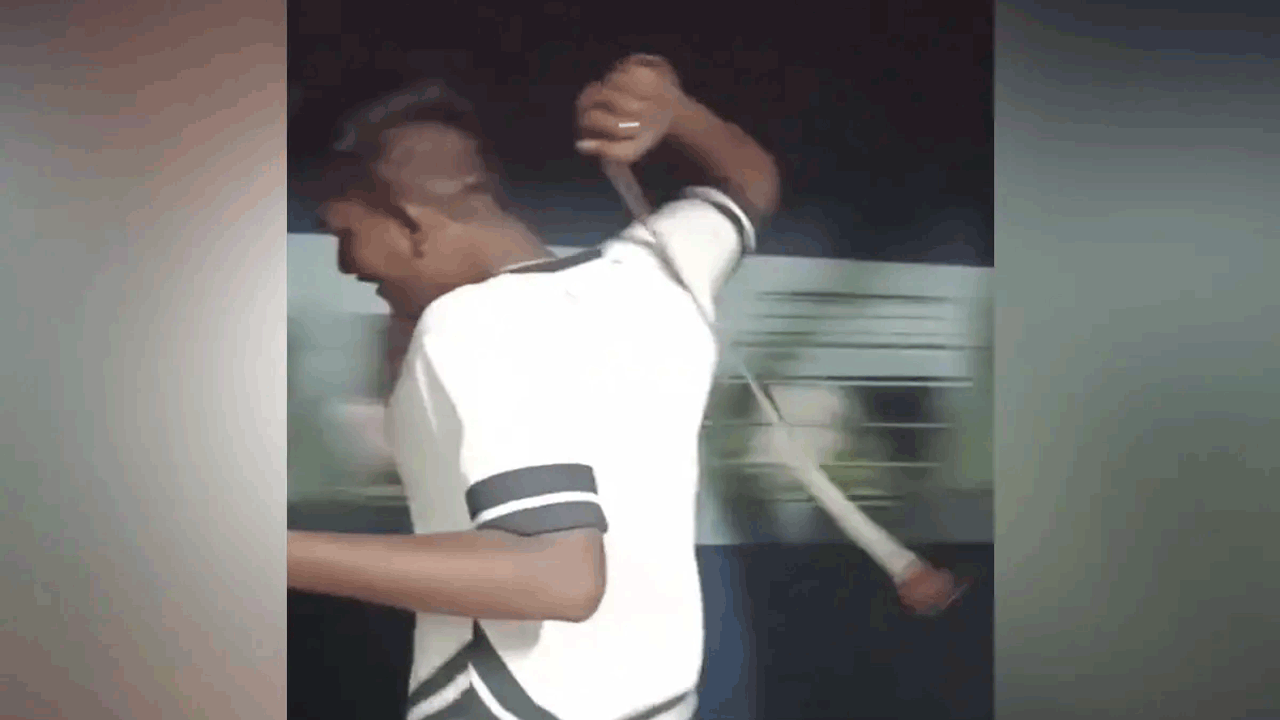 Viral Video | ఓ రైలులో ప్రయాణిస్తూ.. మరో రైలు ప్రయాణికులను బెల్టుతో కొట్టిన వ్యక్తి..