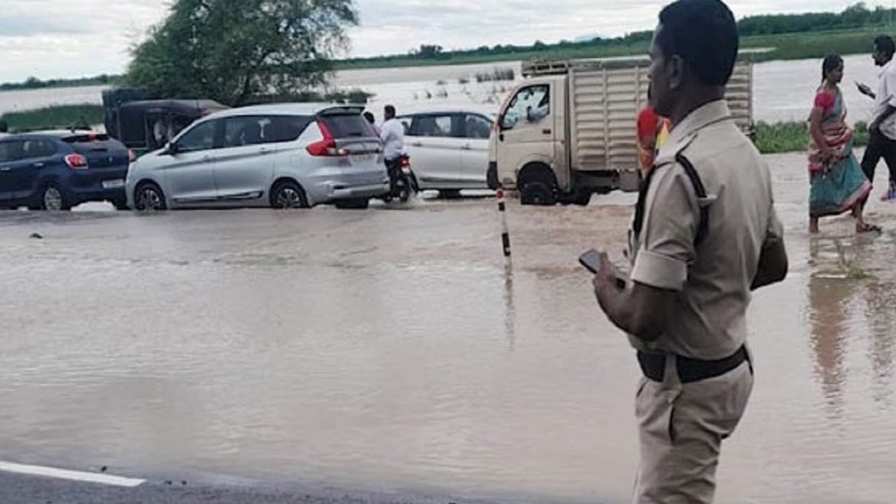 Munneru Vaagu | ఎన్‌హెచ్‌ 65పై ఉధృతంగా ప్రవహిస్తున్న మున్నేరు.. విజయవాడ వెళ్లే వాహనాలు కోదాడ వద్ద దారిమళ్లింపు