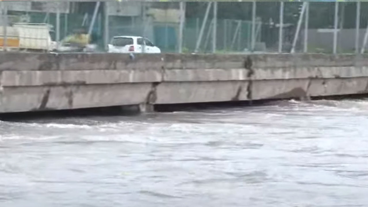 Musi River | హిమాయత్‌ సాగర్‌ 4 గేట్లు ఎత్తివేత.. ముసారంబాగ్‌ బ్రిడ్జి వద్ద ఉధృతంగా ప్రవహిస్తున్న మూసీ