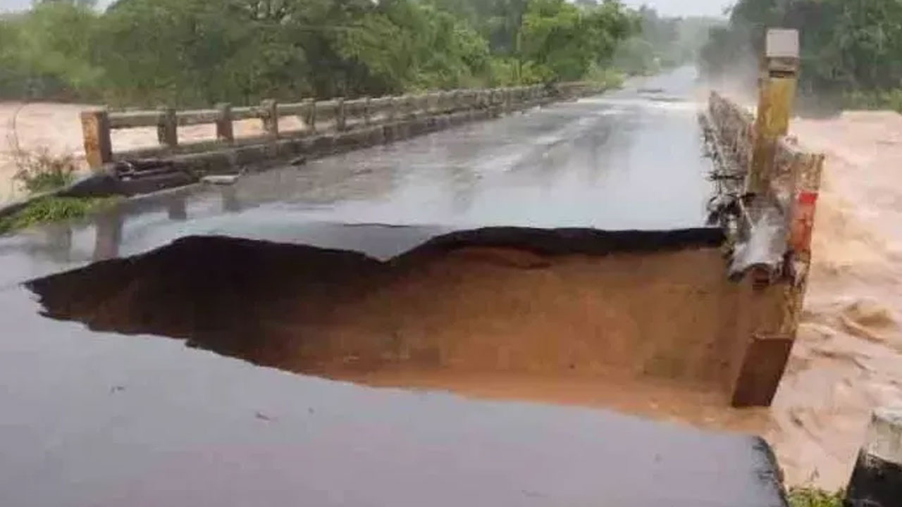 Mulugu | ములుగు జిల్లాలో ఏకధాటిగా కురుస్తున్న వర్షాలు.. పస్రా-తాడ్వాయి మధ్య కొట్టుకుపోయిన ఎన్‌హెచ్‌ 163