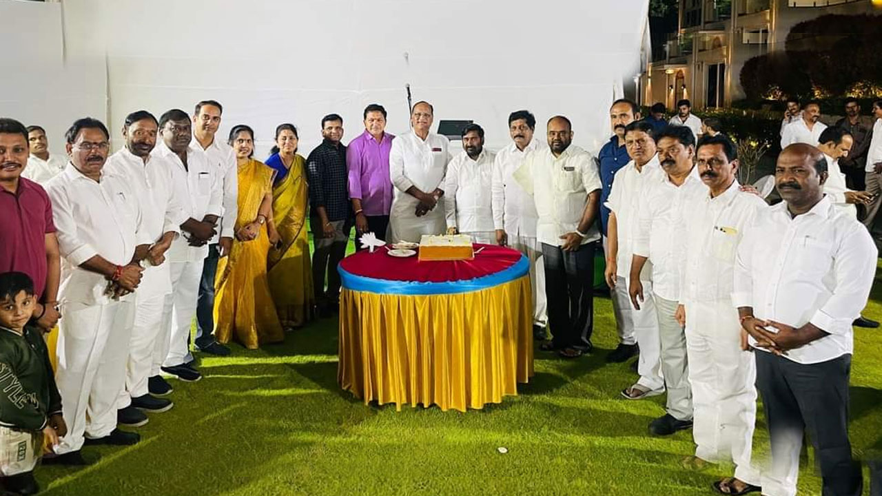 Minister Jagadish Reddy | ఘనంగా మంత్రి జగదీశ్‌ రెడ్డి జన్మదిన వేడుకలు.. కేక్‌ కట్‌ చేయించిన ఉమ్మడి నల్లగొండ జిల్లా ప్రజాప్రతినిధులు