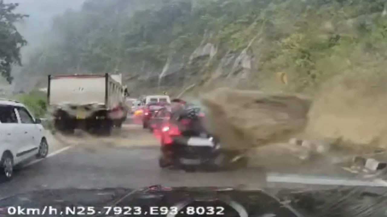 Landslide | కొండ చరియల కింద నలిగిపోయిన కార్లు.. ఇద్దరు మృతి.. ఒళ్లు గగుర్పొడొస్తున్న వీడియో