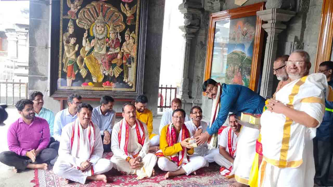 లక్ష్మీనృసింహుడికి వెండి మొక్కు జోడు సేవ