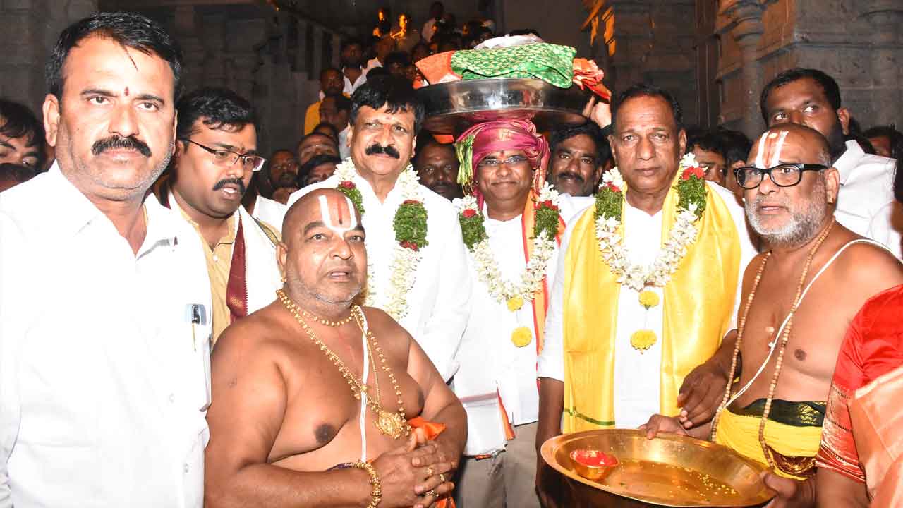 యాదగిరిగుట్ట భక్తజన సంద్రం