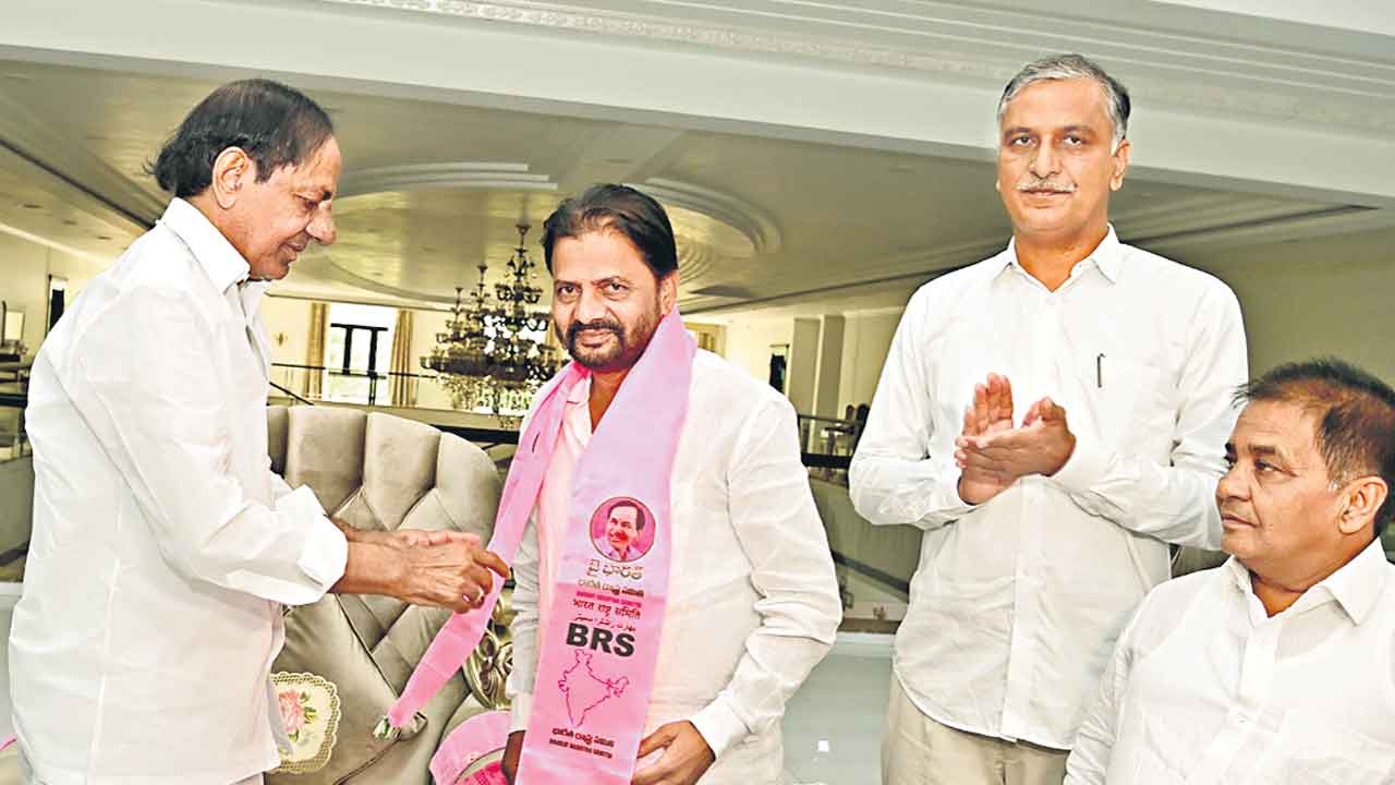 బీఆర్‌ఎస్‌లో చేరిన కాంగ్రెస్‌ నాయకుడు నరోత్తం