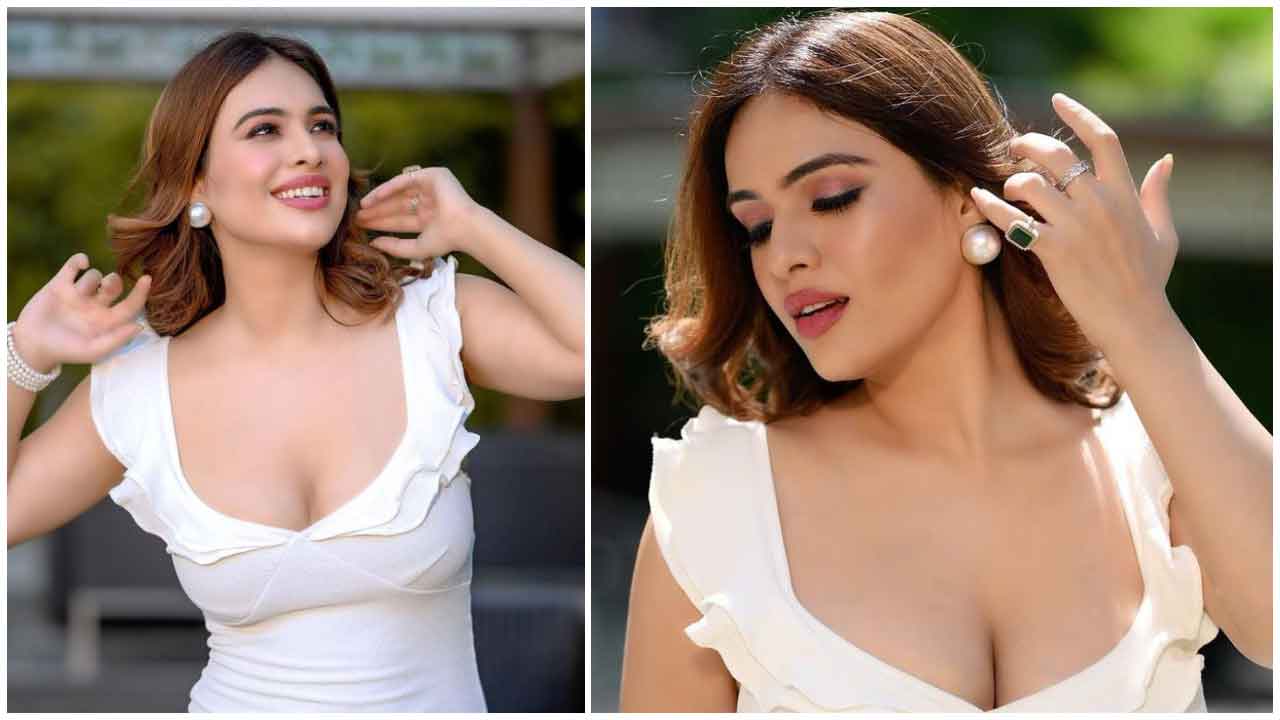 Neha Malik | చిట్టిపొట్టి దుస్తుల్లో మనసు దోచేస్తున్న నేహా మాలిక్..