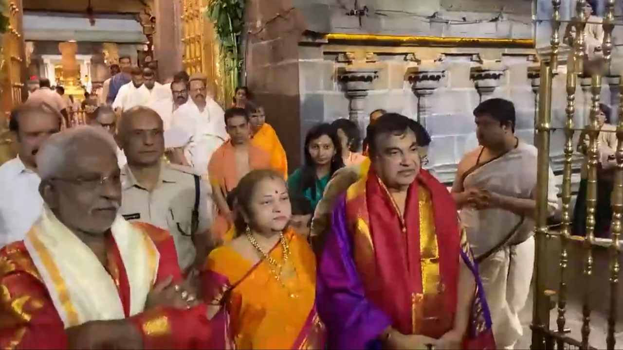 Nitin Gadkari | తిరుమల శ్రీవారిని దర్శించుకున్న కేంద్ర మంత్రి నితిన్ గడ్కరీ