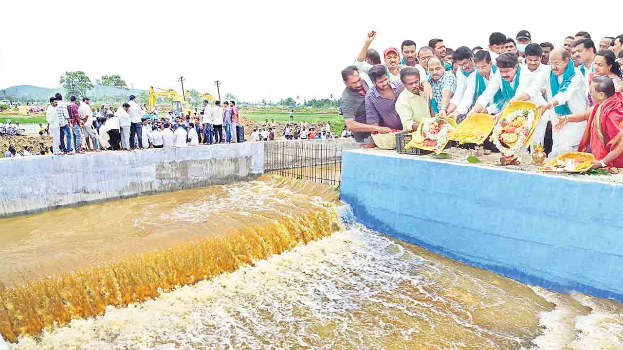 కరువు తీరా.. కాళేశ్వరం నీరు