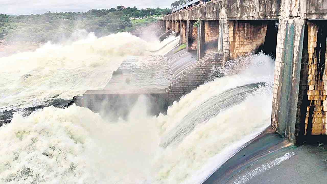 మహోగ్ర గోదావరి..