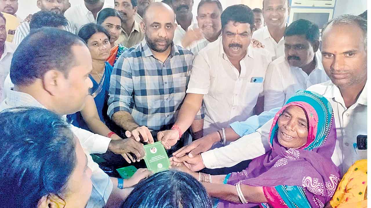 పోడు రైతులకు పట్టాలు బీఆర్‌ఎస్‌ ఘనతే