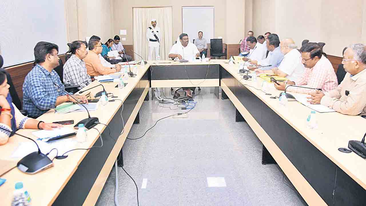 అధికారులు స్థానికంగానే ఉండాలి