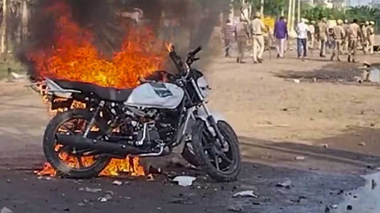 Violent Clash | నూహ్‌లో రెండు వర్గాల మధ్య ఘర్షణ.. నాలుగు రోజులపాటు మొబైల్‌ ఇంటర్నెట్‌ సేవలు బంద్‌