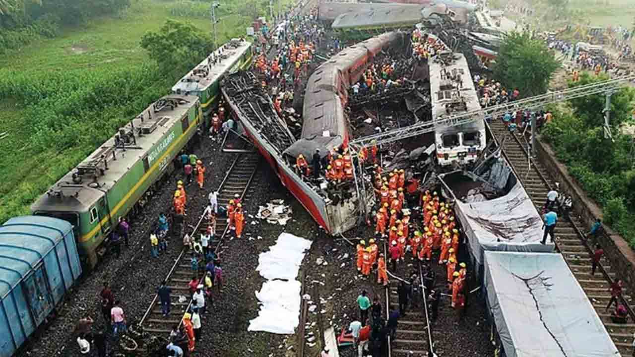 కోరమాండల్‌ ప్రమాదం.. ఏడుగురు రైల్వే ఉద్యోగుల సస్పెన్షన్‌