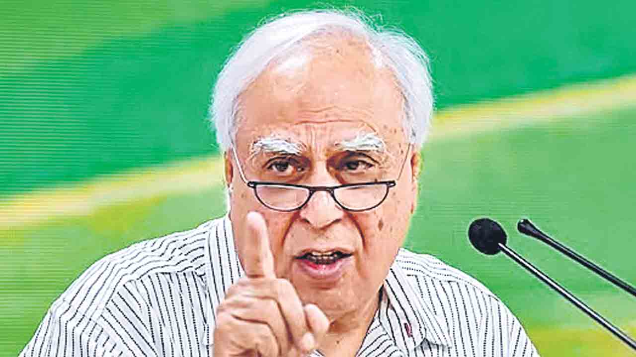 అవినీతిపరులని చెప్పి.. ఆలింగనమా?: మహారాష్ట్ర రాజకీయ పరిణామాలపై కపిల్‌ సిబల్‌