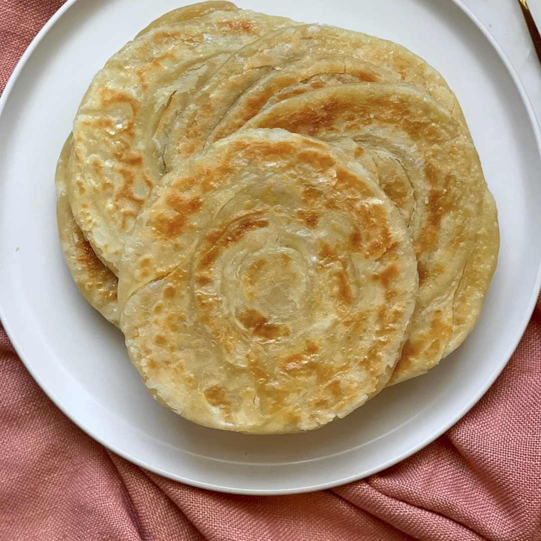 Paratha | పరాటాలను అల్పాహారంగా లేదంటే మధ్యాహ్న భోజనంగా తీసుకోవడం కిడ్నీల ఆరోగ్యానికి చాలా మంచిది. అయితే, ఈ పరాటాలను తయారు చేయడానికి నూనె, నెయ్యిలను మితంగా వాడాలి. పరాటాల్లో నూనె, నెయ్యిలను తక్కువ మోతాదులో వాడటంవల్ల శరీరంలో యూరియా స్థాయిలను అదుపులో పెట్టుకోవచ్చు. ఫలితంగా భవిష్యత్తులో కిడ్నీలు చెడిపోయే ప్రమాదం తప్పుతుంది. 