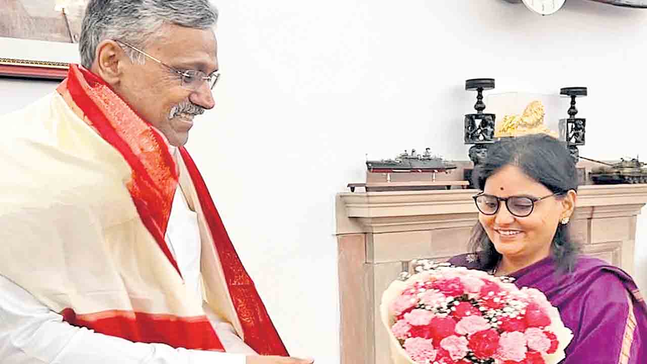 రక్షణ శాఖ భూములను బదలాయించాలి