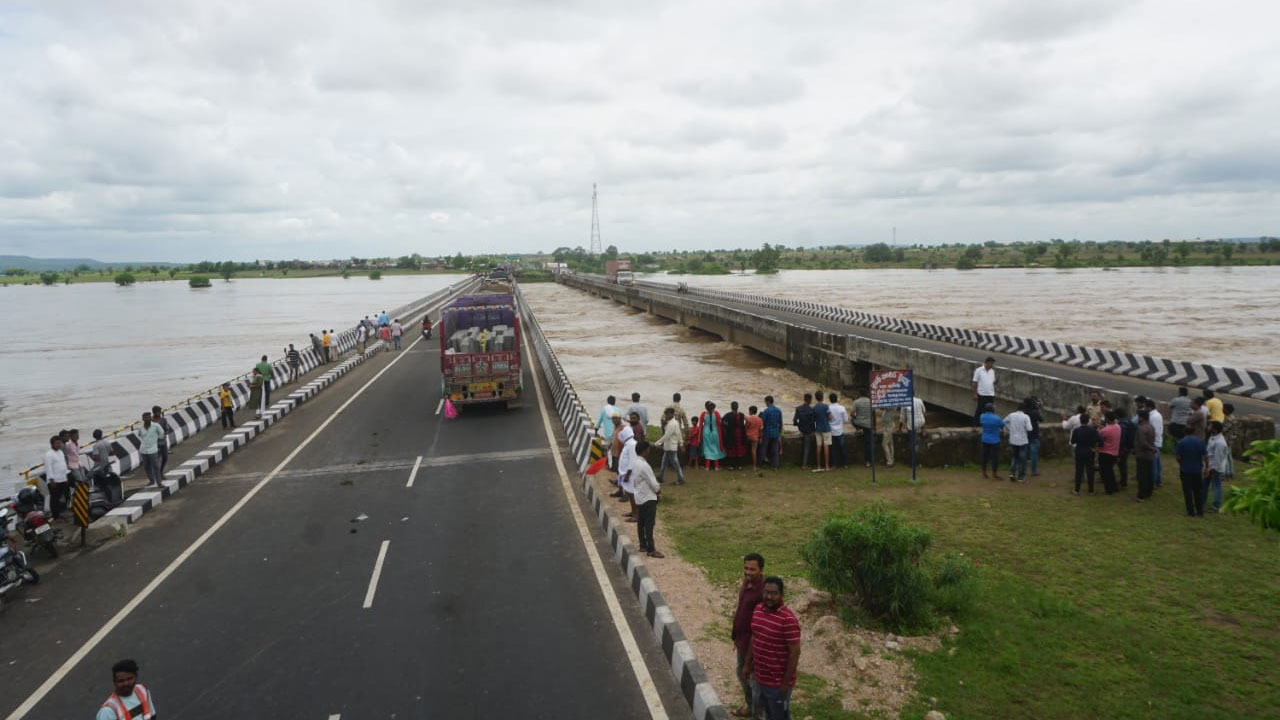 Penganga | కొనసాగుతున్న పెన్‌గంగ ఉధృతి.. డొలారా వద్ద బ్రిడ్జిపై నుంచి వాహనాలకు అనుమతి