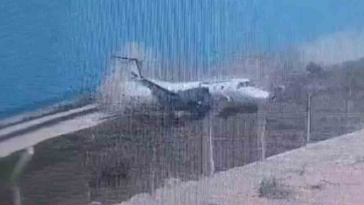 Watch: రన్‌వే నుంచి దూసుకెళ్లి ఫెన్సింగ్‌ను ఢీకొన్న విమానం.. తర్వాత ఏం జరిగిదంటే?