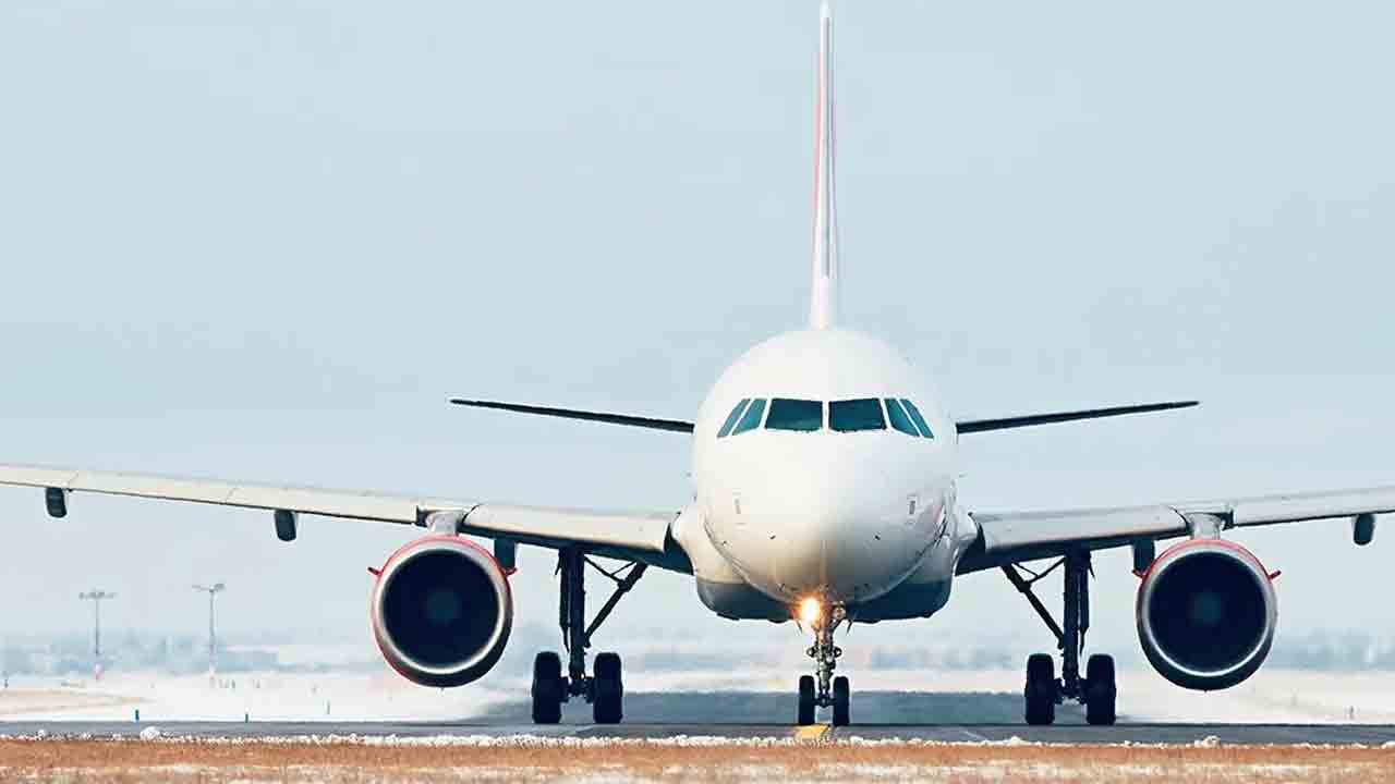 టేకాఫ్‌ అయ్యే ముందు ప్రయాణికులు అందర్నీ దించేసిన విమానయాన సంస్థ.. ఎందుకంటే