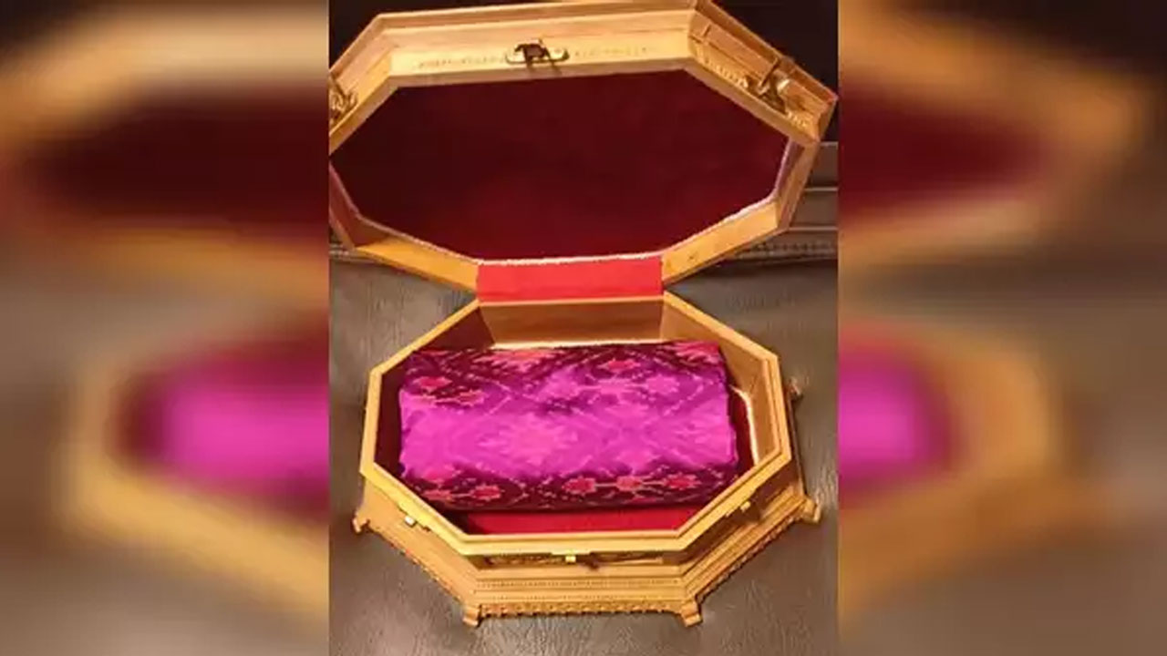 Pochampally ikat | ఫ్రాన్స్‌ ప్రథమ మహిళకు పోచంపల్లి ఇకత్ చీర బహూకరించిన ప్రధాని మోదీ