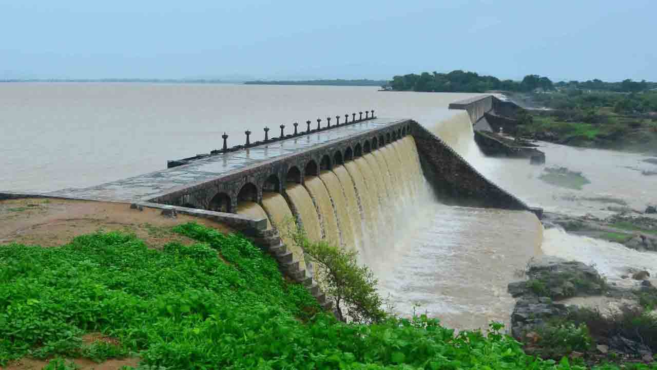 Pocharam Reservoir | నిండిన పోచారం రిజర్వాయర్..14 వరద గేట్ల ద్వారా నీటి విడుదల