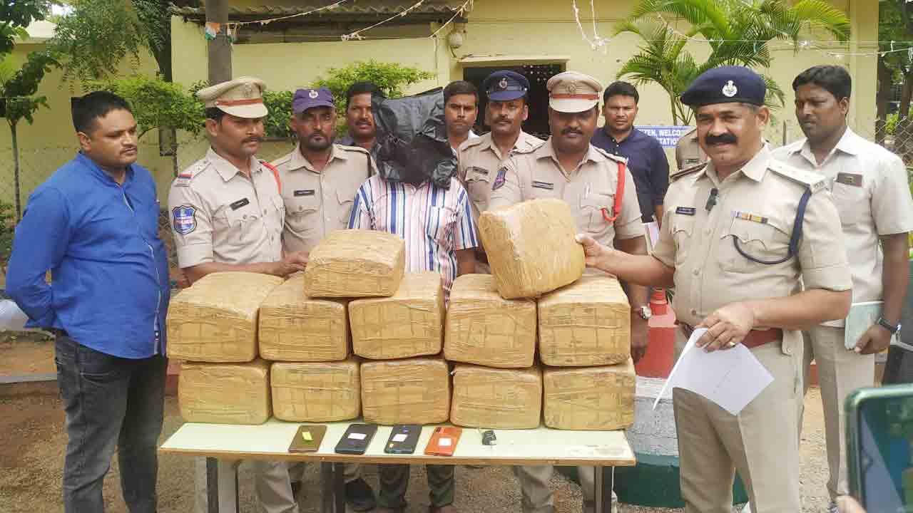 కారు బోల్తా ఘటనలో 104 కిలోల గంజాయి స్వాధీనం