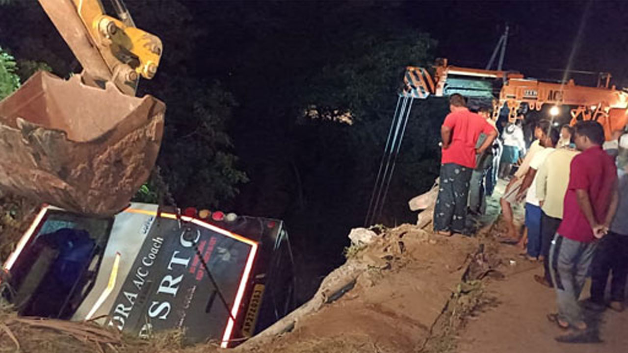 AP News | సాగర్‌ కాల్వలోకి దూసుకెళ్లిన పెండ్లి బస్సు.. ఏడుగురు మృతి