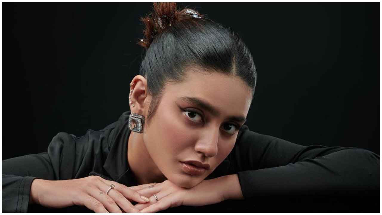 Priya Prakash Varrier | కాటుక కన్నులతో గాలం వేస్తున్న ప్రియా ప్రకాష్ వారియర్..