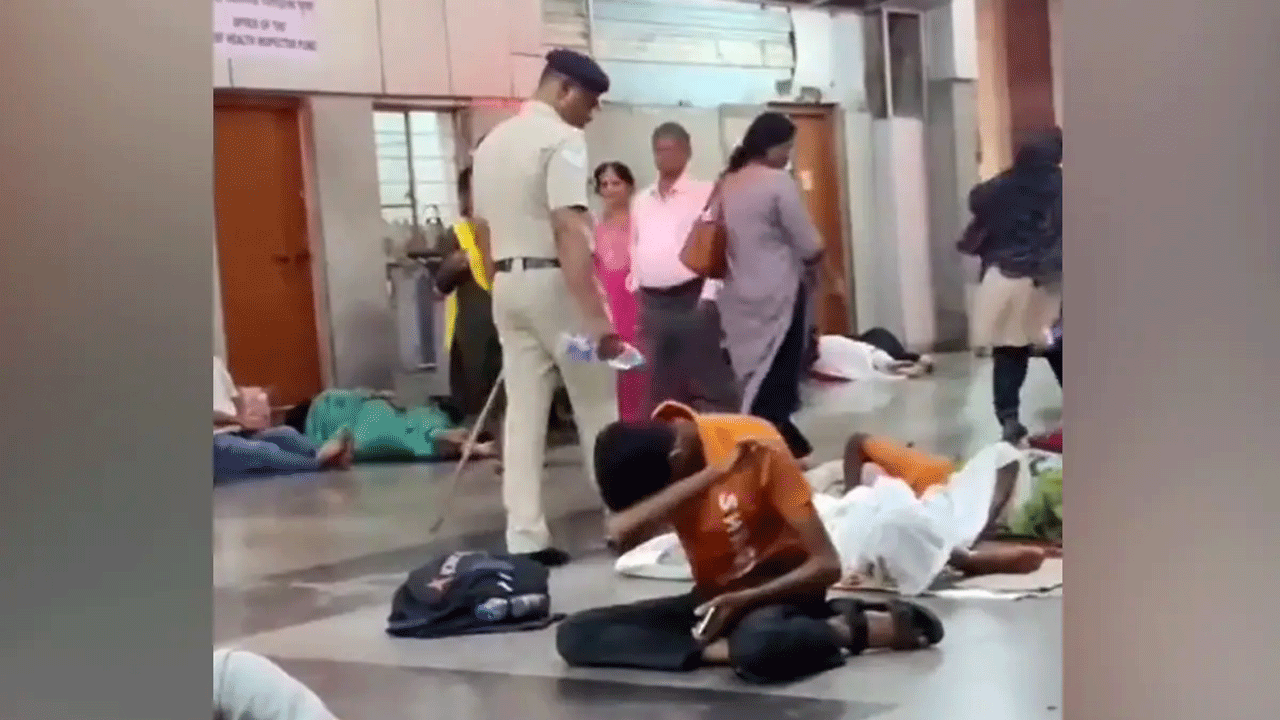 Viral Video | ప్లాట్‌ఫామ్‌పై నిద్రిస్తున్న ప్రయాణికులపై నీళ్లు పోసిన పోలీసు.. వీడియో