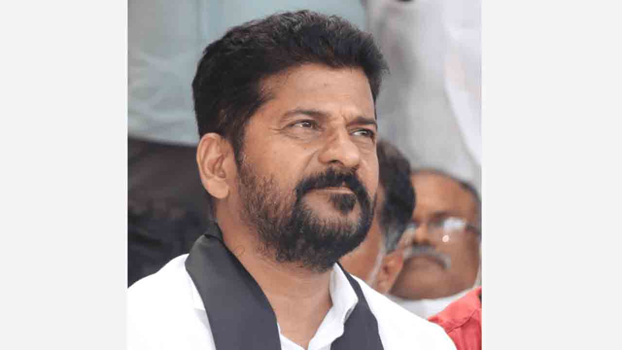 Revanth Reddy | కాంగ్రెస్‌లో ఒంటరిగా మిగిలిపోయిన రేవంత్‌ రెడ్డి.. పీసీసీ చీఫ్‌పై ఫిర్యాదు చేసేందుకు ఢిల్లీ వెళ్లిన లోకల్‌ నేతలు