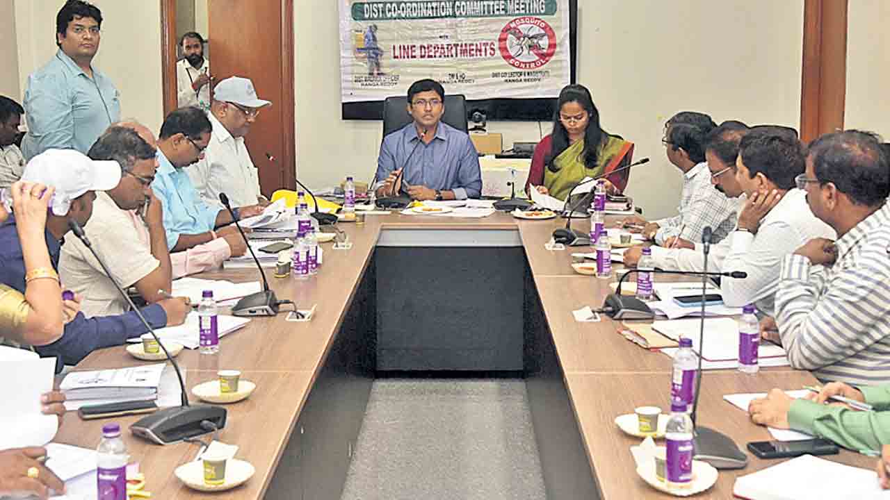 సీజనల్‌ వ్యాధులను అరికట్టేందుకు చర్యలు చేపట్టాలి : కలెక్టర్‌ హరీశ్‌