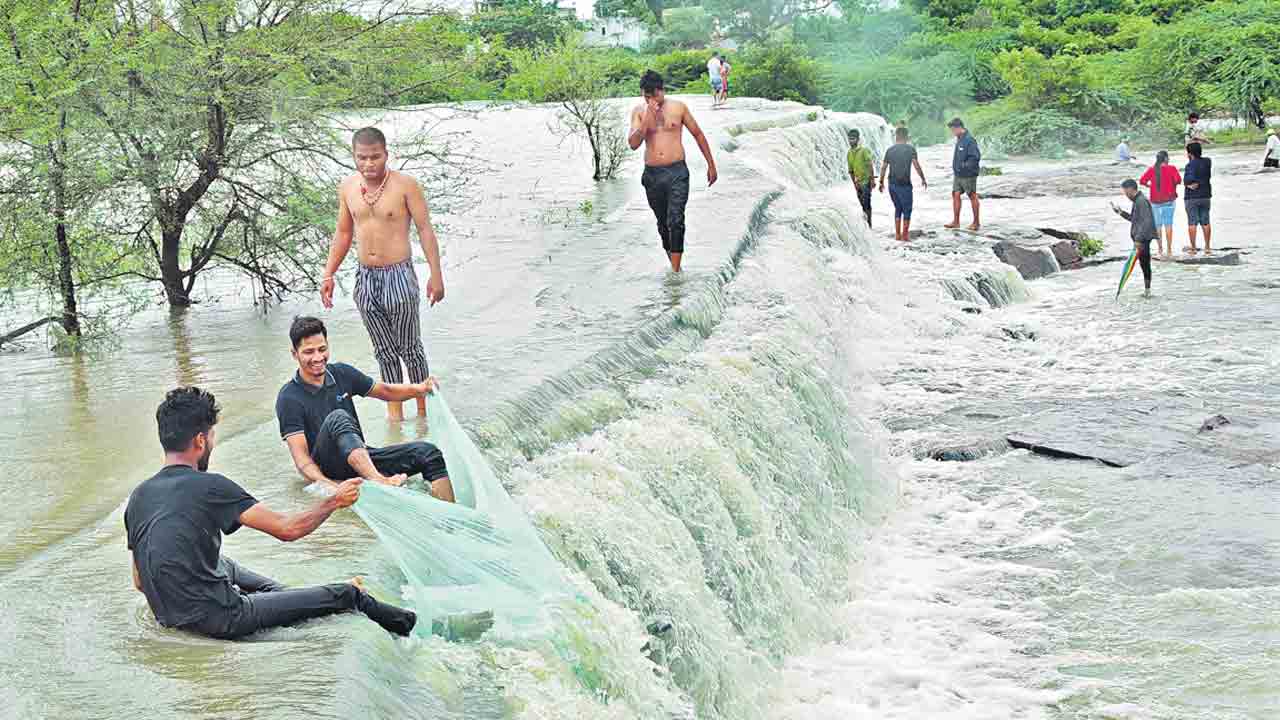 జలపాతాల గలగల