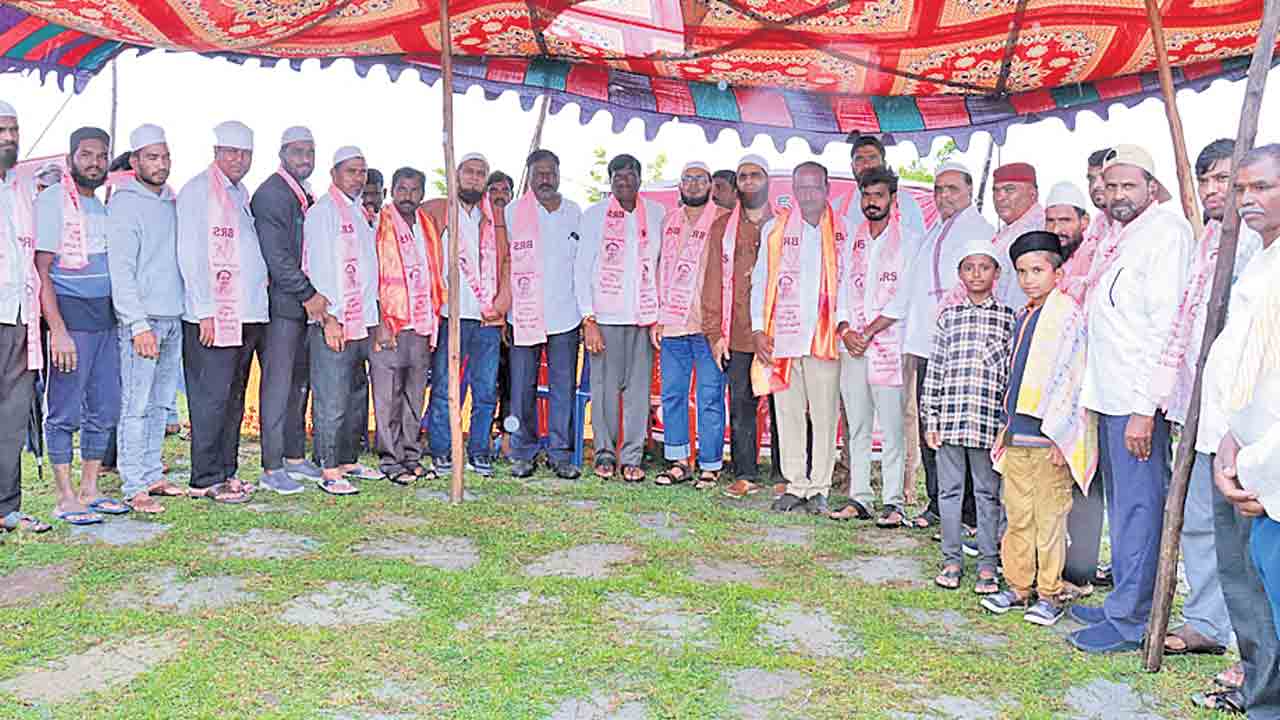 అభివృద్ధి, సంక్షేమ పథకాలకు ఆకర్షితులై..