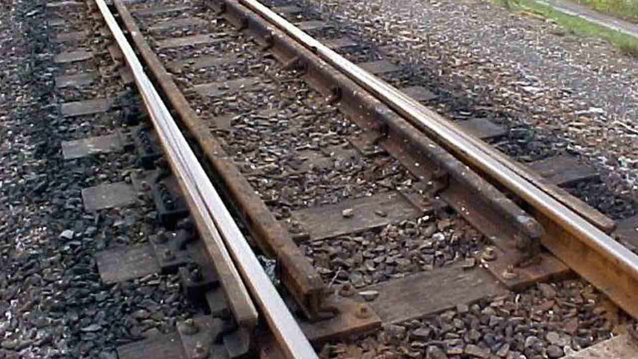 Train Incident | నెల్లూరు జిల్లాలో ఎక్స్‌ప్రెస్‌ రైలుకు తప్పిన ప్రమాదం