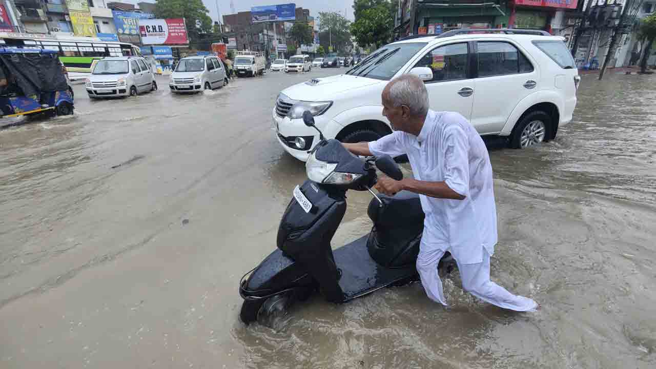 ఢిల్లీని ముంచెత్తిన వర్షం