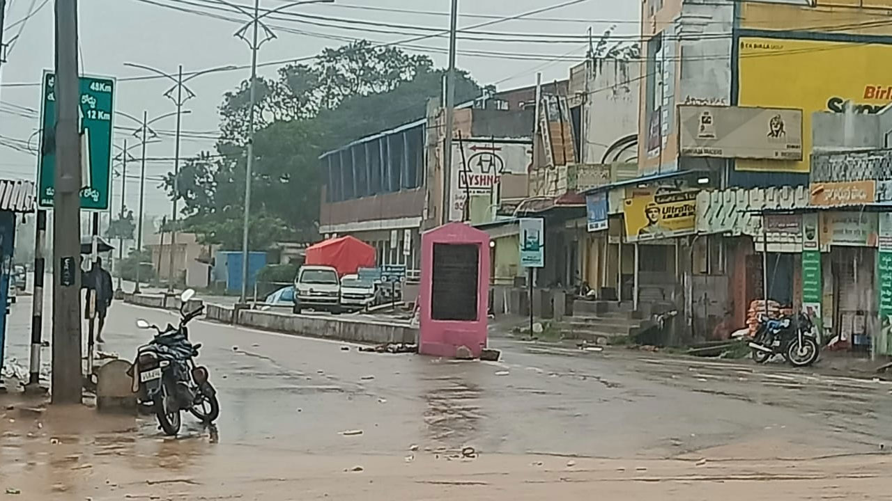 Rain | రాష్ట్రంలోని పలు జిల్లాల్లో రాత్రి నుంచి ఎడతెరపి లేకుండా కురుస్తున్న వర్షం